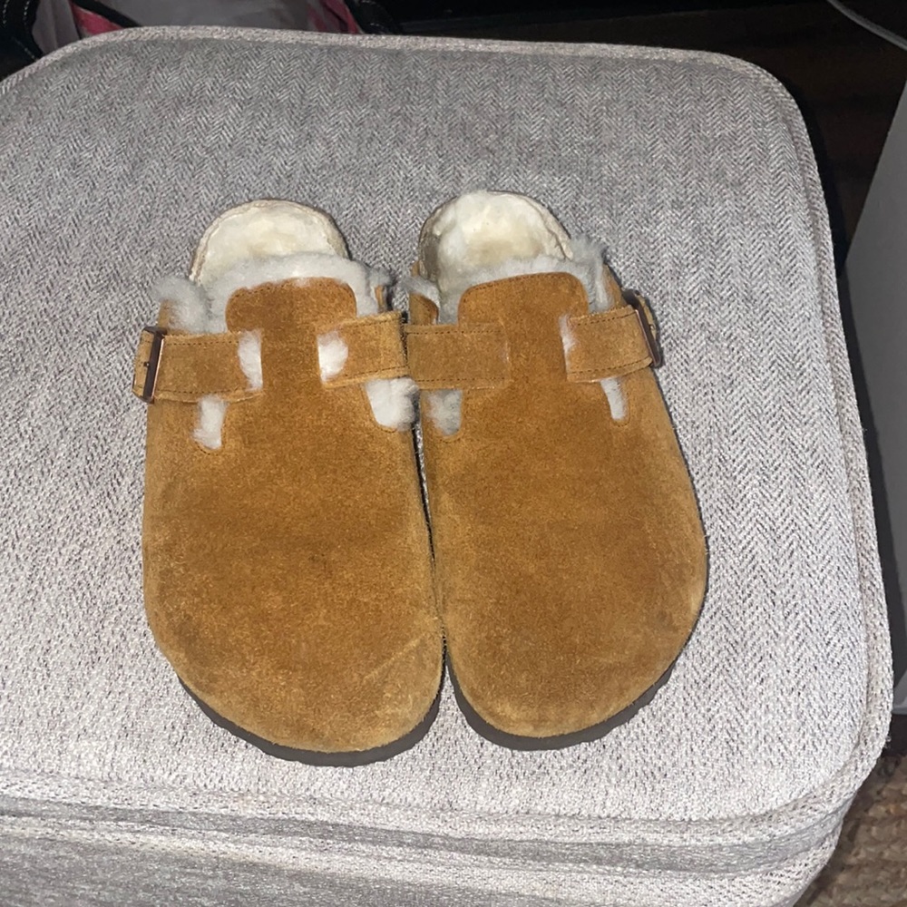Fuzzy brown Birkenstock clog